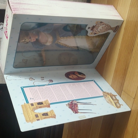 French Lady Barbie - Picture 6 of 13